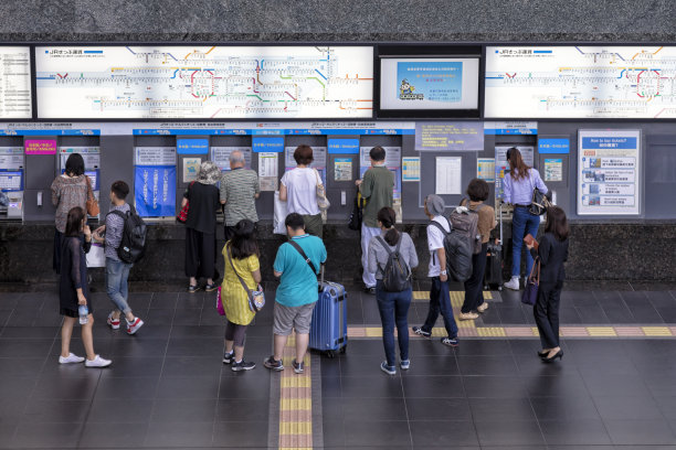 人们在京都火车站的自动售票机购买火车票图片下载