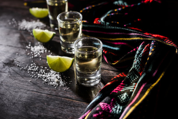 墨西哥龙舌兰酒加柠檬和盐图片下载