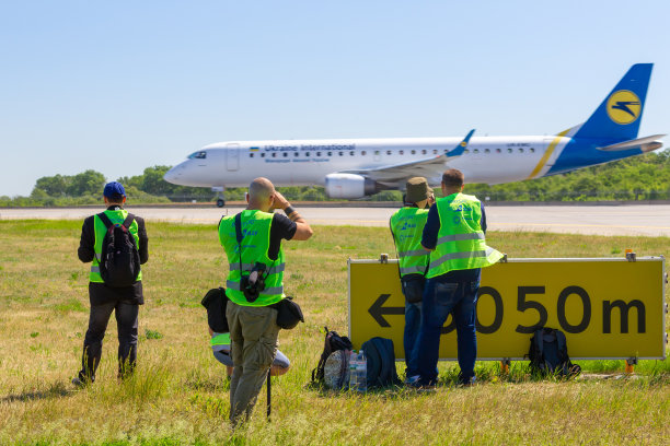 在乌克兰Boryspil机场，观察员们正在拍摄飞机起飞的照片图片下载