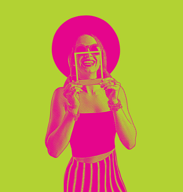 年轻女子与即时照片相框微笑图片下载