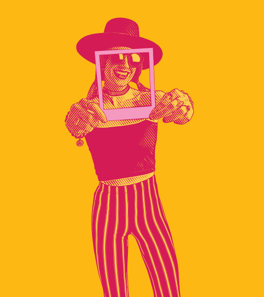 快乐的女人用即时照片装裱牙齿微笑图片下载