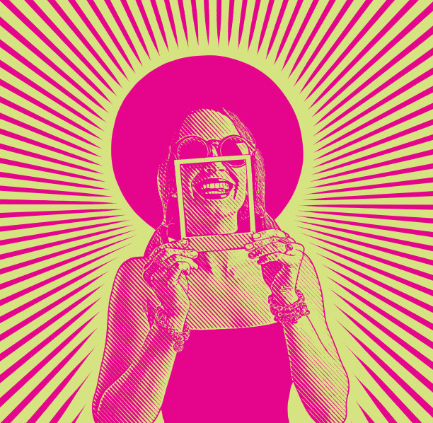 快乐的女人用即时照片装裱牙齿微笑图片下载