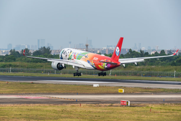 四川航空公司空客A350商用飞机在成都着陆图片下载