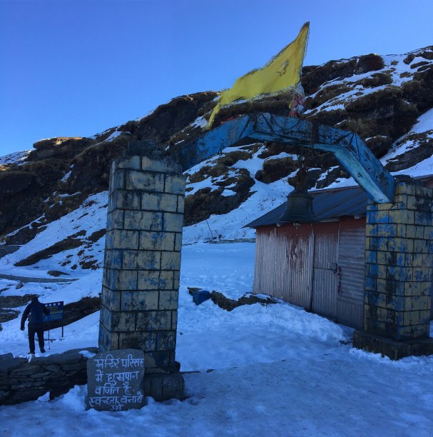 白雪覆盖的山丘上的湿婆神庙图片下载