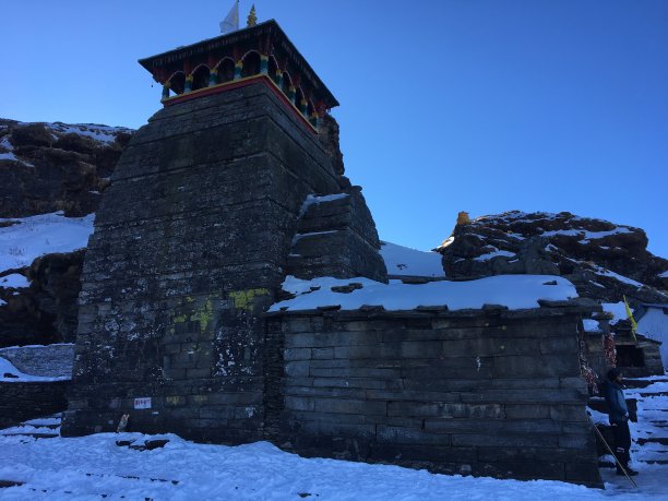 白雪覆盖的山丘上的湿婆神庙图片下载