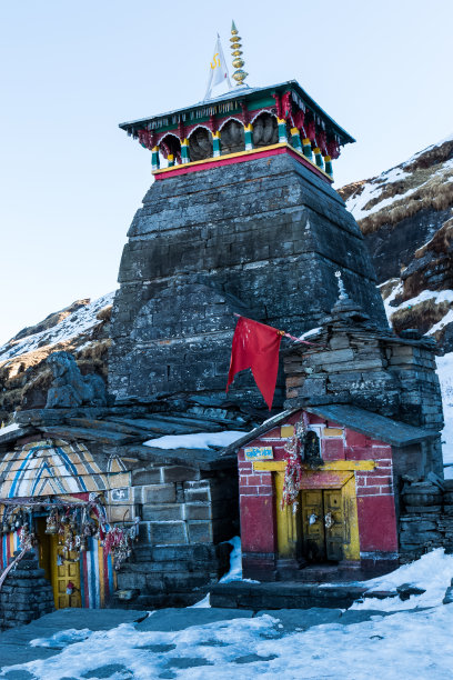 白雪覆盖的山丘上的湿婆神庙图片下载