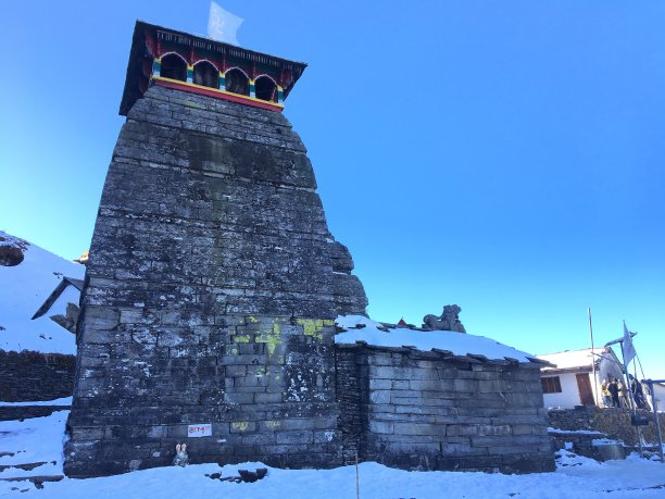 白雪覆盖的山丘上的湿婆神庙图片下载