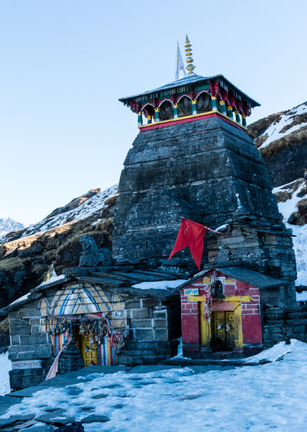 白雪覆盖的山丘上的湿婆神庙图片下载