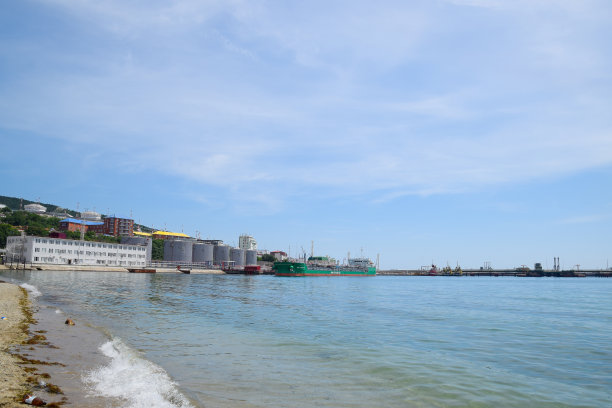 港口内船舶的燃料站。装有燃油的油箱。图片下载