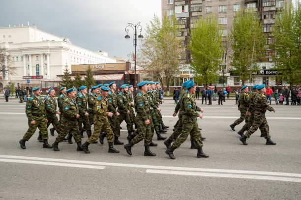 伞兵经过秋明的街道图片下载