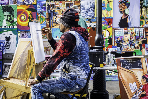 近距离观察一个街头艺术家在肖像绘画的早期阶段，新奥尔良图片下载