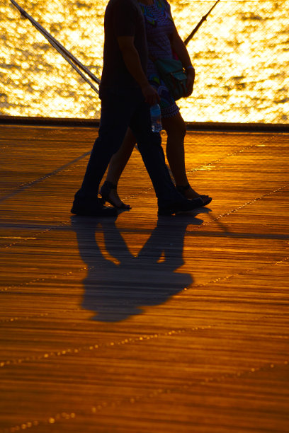 两个走过大码头的人图片下载