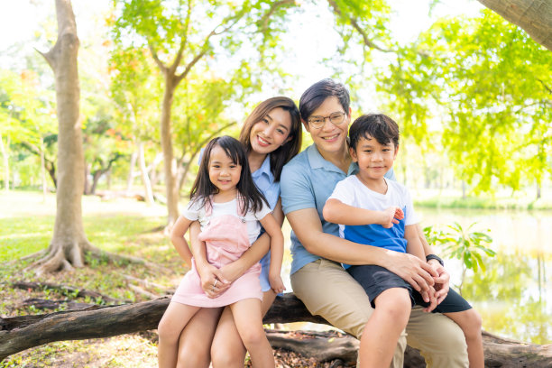 亚洲家庭在公园一起玩耍和放松的照片。图片下载