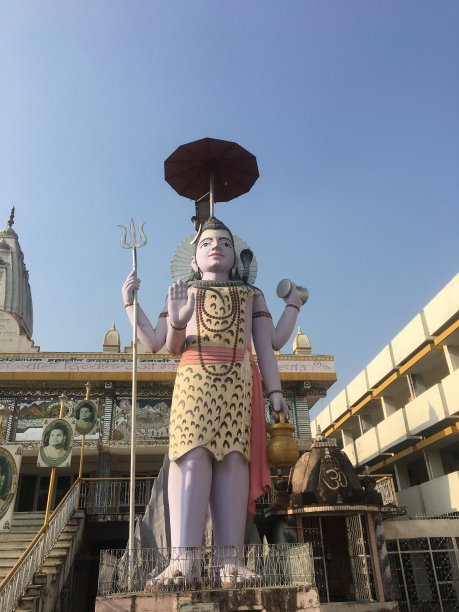 白雪覆盖的山丘上的湿婆神庙图片下载