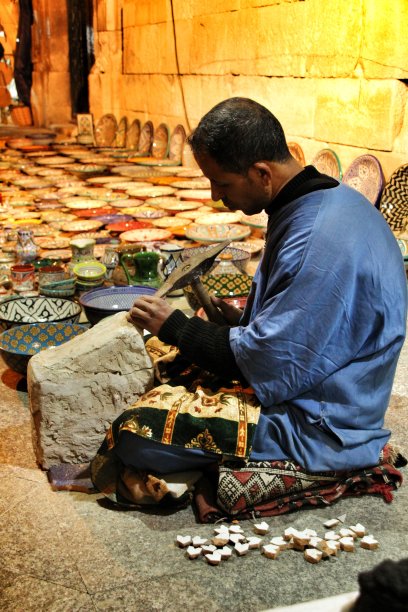 中世纪市场上的工匠坐在陶器上图片下载