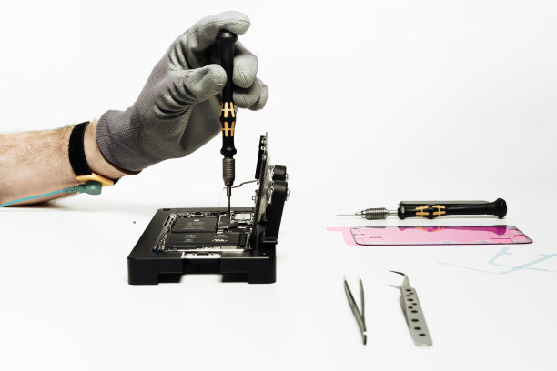 维修工人组装损坏的智能手机图片下载