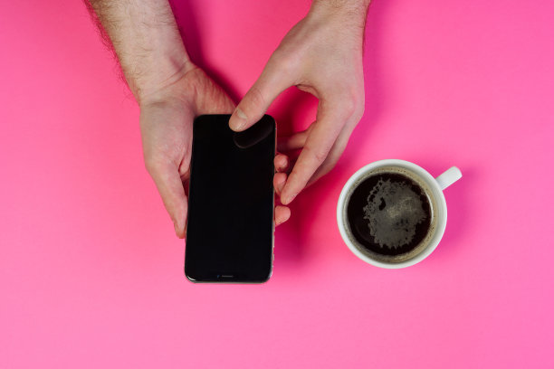 男人手持电话最小粉顶平Lay图片下载