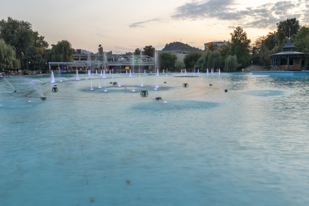 保加利亚普罗夫迪夫市沙皇西蒙花园的歌唱喷泉的夜景照片图片下载