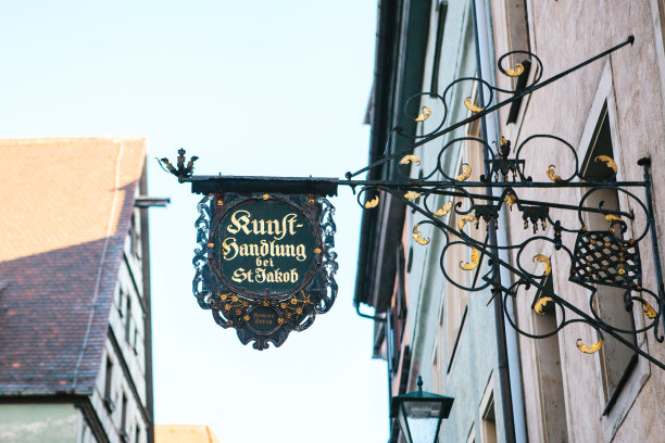 房子正面的真实街道标志。图片下载