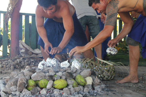 男人们在萨摩亚文化村忙着做饭。图片下载