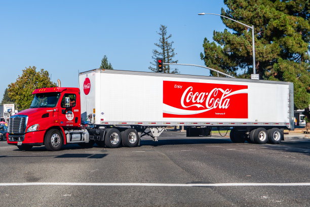 可口可乐卡车在大街上行驶图片下载