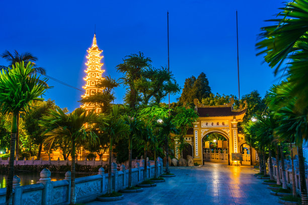 日落后，越南河内的陈国塔图片下载