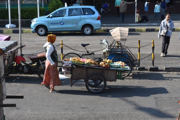 在街上卖食物的女人图片下载