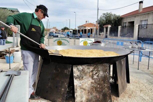 西班牙Orihuela厨师正在准备大型海鲜饭图片下载
