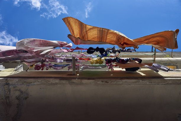 衣服在街上晾干图片下载