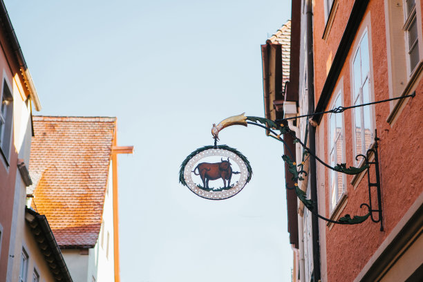 在建筑的正面是一个真正的餐厅或传统咖啡馆的标志。图片下载