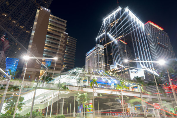 长曝光夜间照片快速缩小效果迈阿密市中心城市景观和地铁车站图片下载