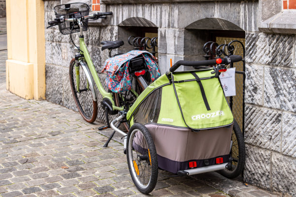 带儿童拖车的自行车图片下载