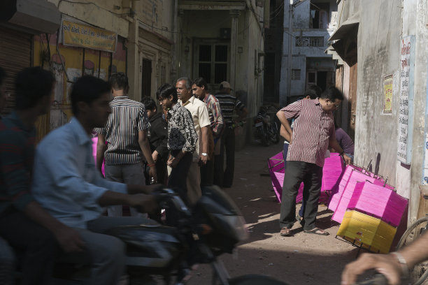 彩色的线在阳光下晾干。图片下载