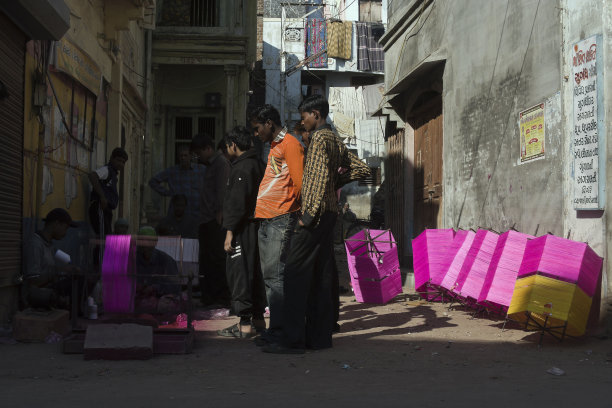 彩色的线在阳光下晾干。图片下载