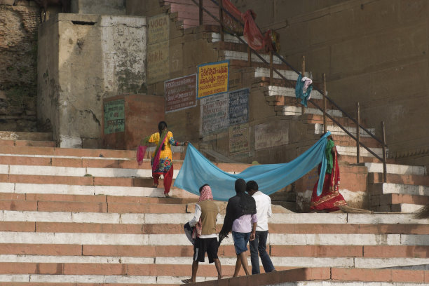 瓦拉纳西高铁上的两个女人穿着蓝色纱丽图片下载