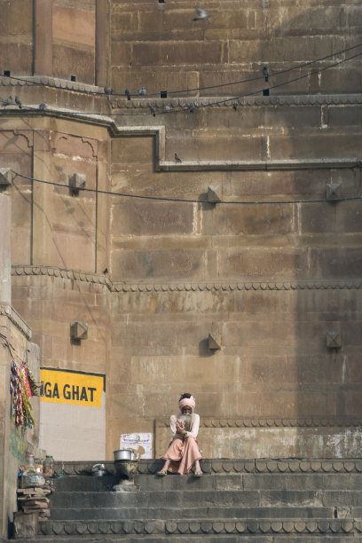 瓦拉纳西高山上的一个和尚。图片下载