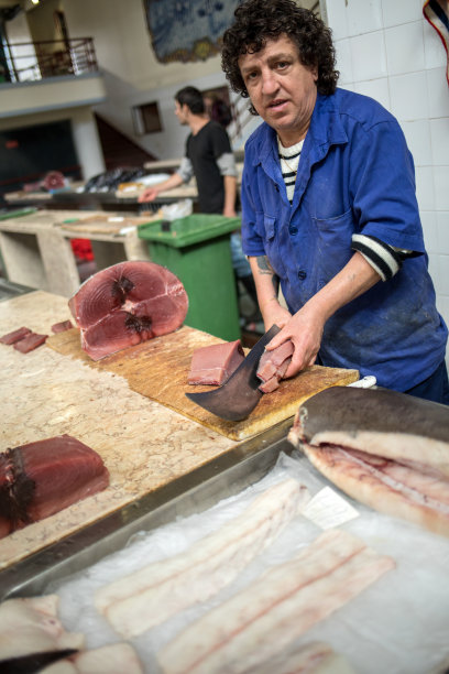 马德拉岛首都芬查尔著名的鱼和海鲜市场，Lavradores的鱼贩图片下载