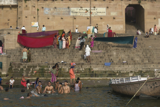 朝圣者在瓦拉纳西高山上的活动。图片下载