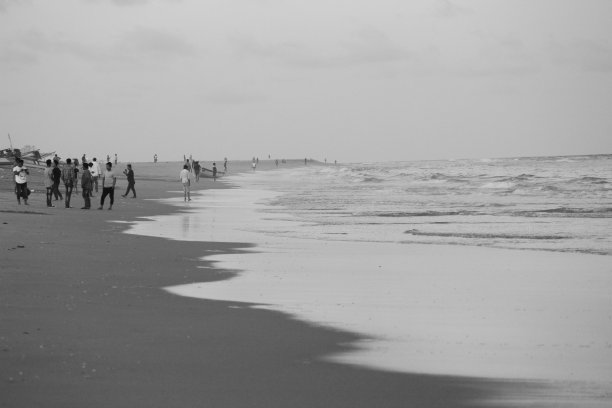很多人和朋友和家人一起享受周末的人污染了金奈海滨的黑白照片，也被他们的垃圾/污垢或垃圾或塑料污染了图片下载