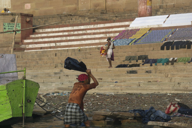 洗衣工作正在瓦拉纳西加特进行。图片下载