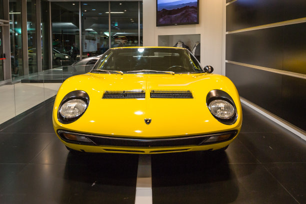 黄色的兰博基尼三浦车图片下载