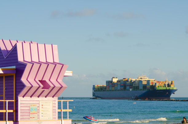 一艘货船接近迈阿密港图片下载