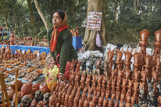 西孟加拉邦比什努布尔街道上售卖兵马俑的小贩图片下载