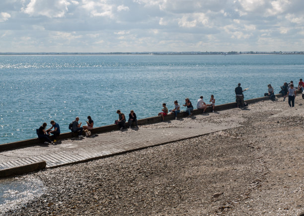 法国布列塔尼，人们在吃从Cancale海边买来的牡蛎图片下载