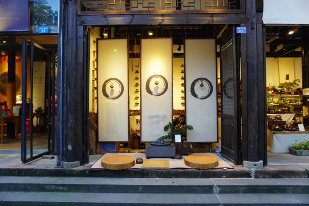 美丽的东方设计茶馆在宽窄的街道。图片下载