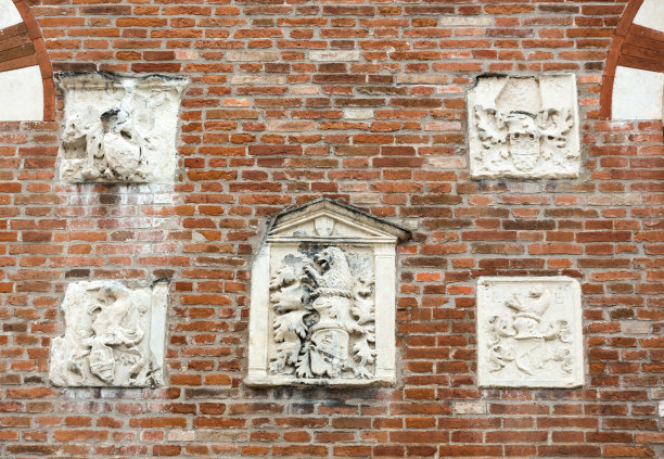 维罗纳Mercatorum酒店墙上的盾形纹章。意大利图片下载