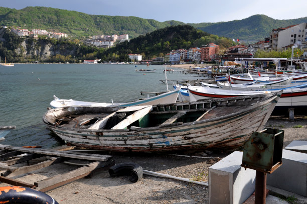 渔船停泊在岸边，从阿马拉市可以看到远处的景色图片下载