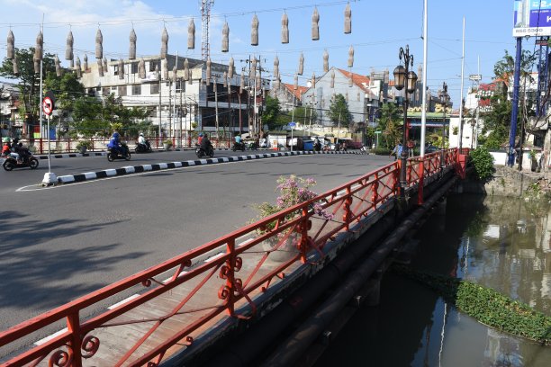 泗水旧桥上的交通状况图片下载