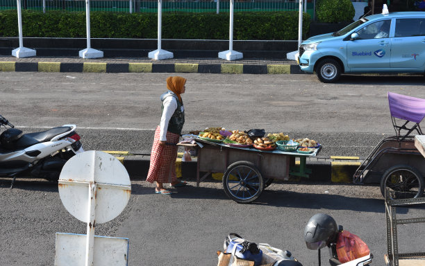 在街上卖食物的女人图片下载