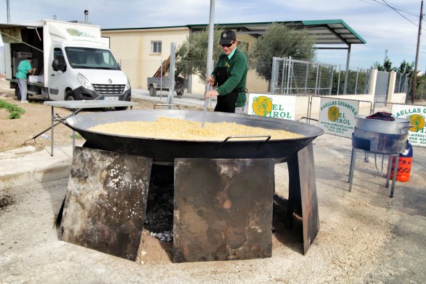 西班牙Orihuela厨师正在准备大型海鲜饭图片下载